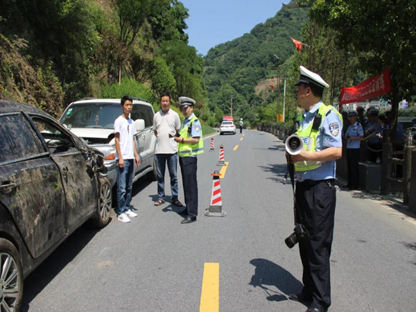 交警大队:联合多部门开展道路交通事故应急救援演练