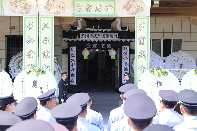 石泉:石泉县干群泪别英雄辅警 王文臻