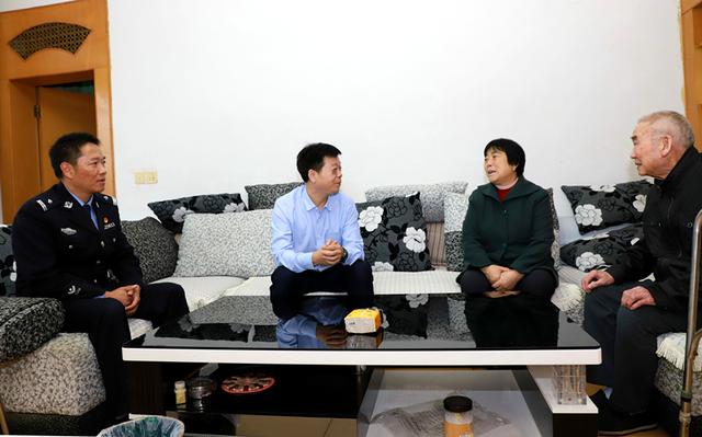 紫阳:开展“九九重阳节,浓浓敬老情” 慰问离退休老民警主题活动
