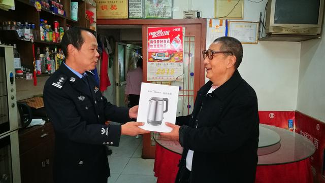 紫阳:开展“九九重阳节,浓浓敬老情” 慰问离退休老民警主题活动