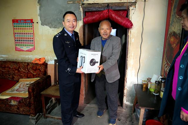 紫阳:开展“九九重阳节,浓浓敬老情” 慰问离退休老民警主题活动