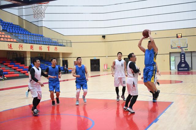 奋力拼搏 勇摘桂冠-----岚皋县公安局在全县首届职工运动会篮球比赛一举夺冠