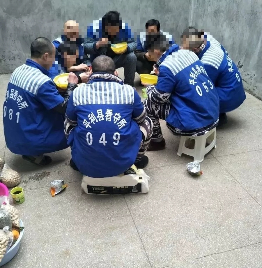 看守所里的"年味—平利民警包2000水饺与在押人员共度新年