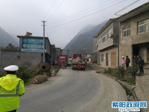 外地牵引车被困,紫阳交警积极救援 (2).jpg