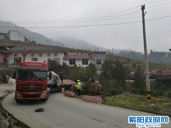 外地牵引车被困,紫阳交警积极救援 (6).jpg