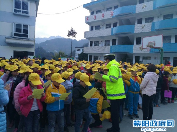 红椿交警中队:小黄帽进校园 力促学生平安出行.jpg