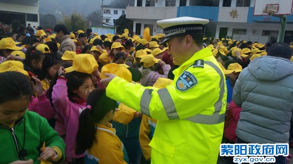 红椿交警中队:小黄帽进校园 力促学生平安出行 (9).jpg