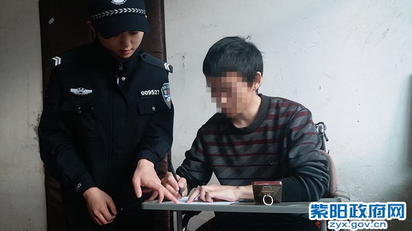 3、【“一标三实”采集中帮助残疾群众办理证件】 (2).jpg