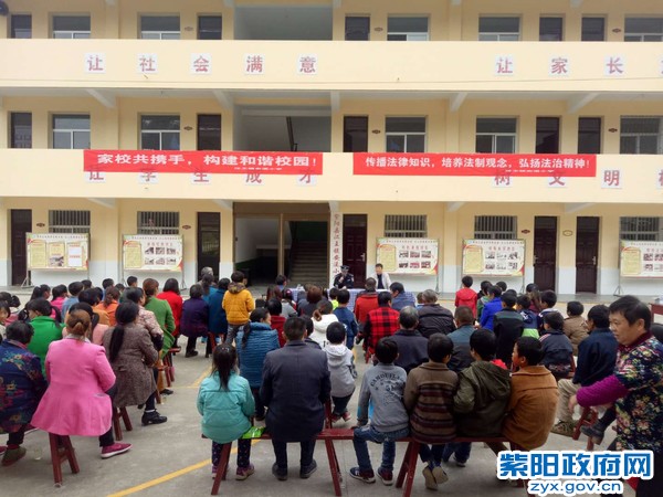 民警在西河小学进行法制讲座.jpg