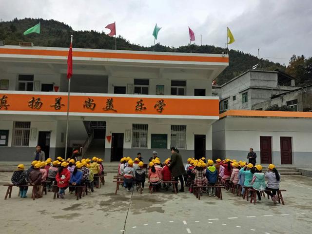 界岭派出所开展法制讲座进校园活动