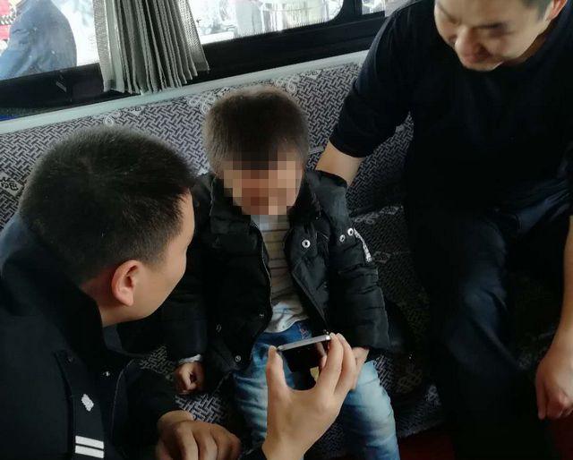 紫阳广场警务站民警及时救助一名走失儿童