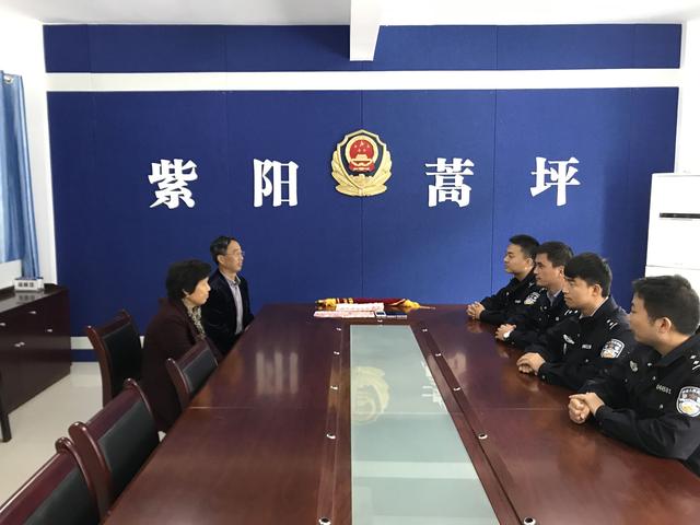 紫阳警方迅速侦破盗窃案返还财物 群众送锦旗表谢意