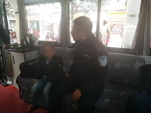 紫阳广场警务站民警及时救助一名走失儿童