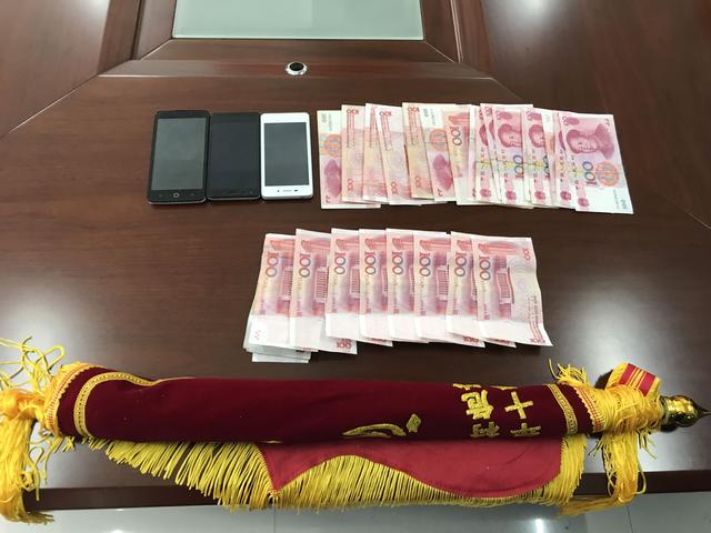 紫阳警方迅速侦破盗窃案返还财物 群众送锦旗表谢意
