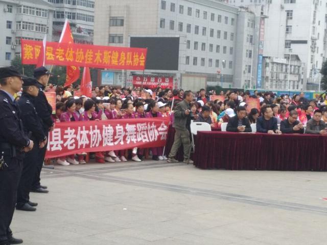 紫阳公安圆满完成健身文体展演活动安保任务