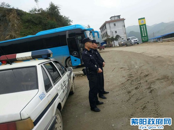 汉王所民警在车站巡逻执勤.jpg