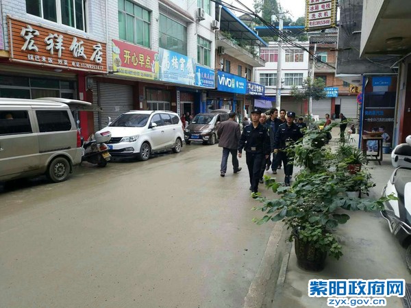 汉王所民警在街面巡逻.jpg