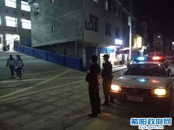 汉王所民警在学校巡逻执勤.jpg