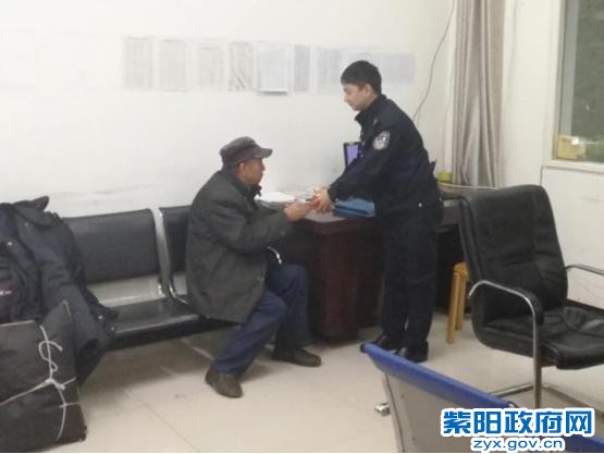 城关所:古稀老人回乡寻根迷路 热心民警助其找到亲人 (2).jpg