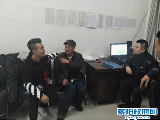 城关所:古稀老人回乡寻根迷路 热心民警助其找到亲人 (5).jpg