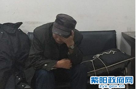 城关所:古稀老人回乡寻根迷路 热心民警助其找到亲人 (1).jpg