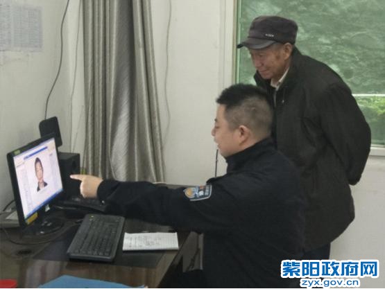 城关所:古稀老人回乡寻根迷路 热心民警助其找到亲人 (4).jpg