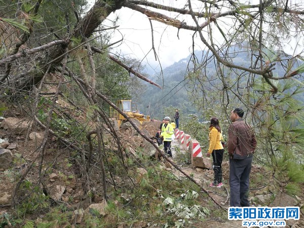 1022红椿交警中队:快速处置塌方路段 确保周末学生安全返校 (1).jpg