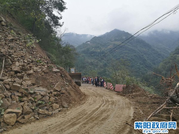 1022红椿交警中队:快速处置塌方路段 确保周末学生安全返校 (3).jpg