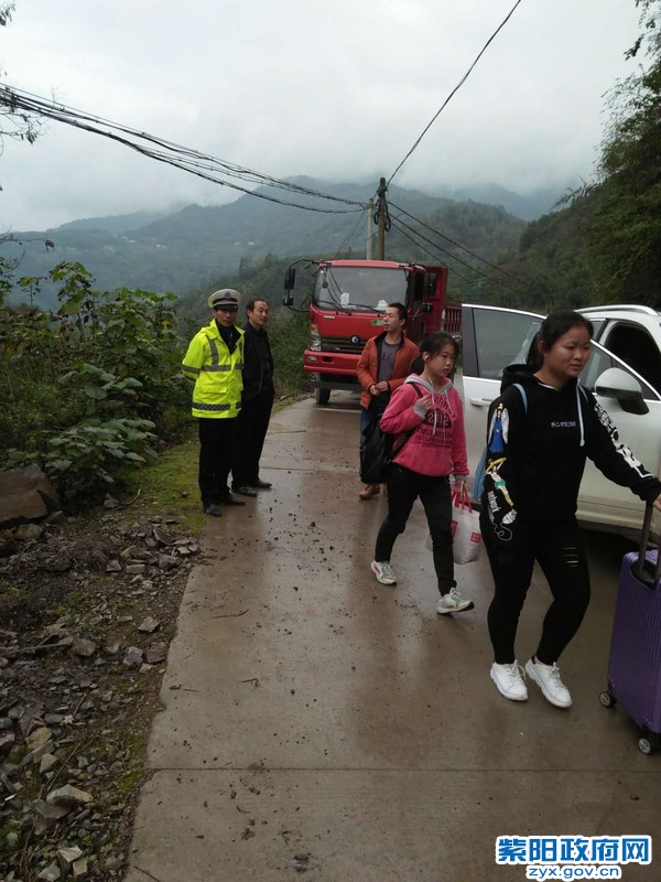 1022红椿交警中队:快速处置塌方路段 确保周末学生安全返校 (7).jpg