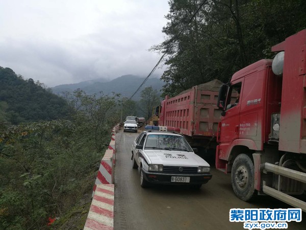 1022红椿交警中队:快速处置塌方路段 确保周末学生安全返校 (4).jpg