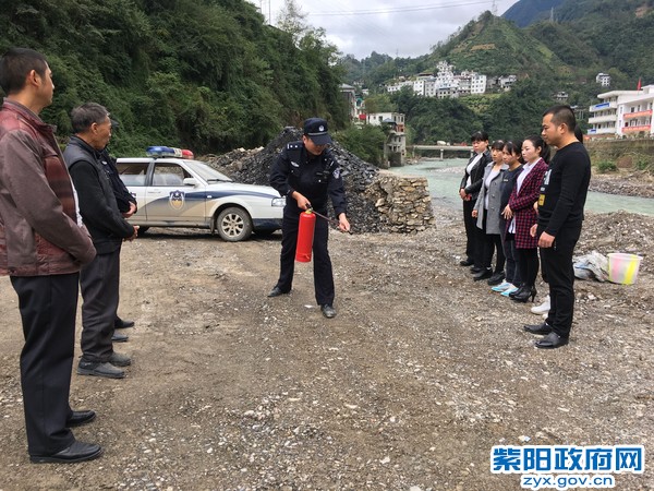 麻柳所:组织辖区超市进行消防安全培训及演练 (1).jpg
