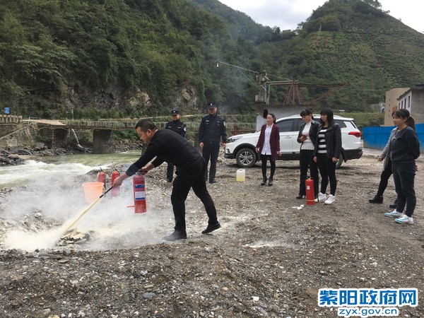 麻柳所:组织辖区超市进行消防安全培训及演练 (2).jpg