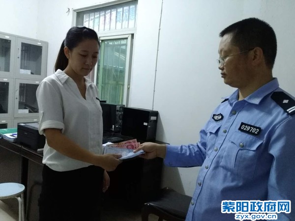 毛坝所:小学生拾金不昧 民警助其物归原主 (2).jpg