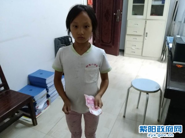 毛坝所:小学生拾金不昧 民警助其物归原主 (1).jpg