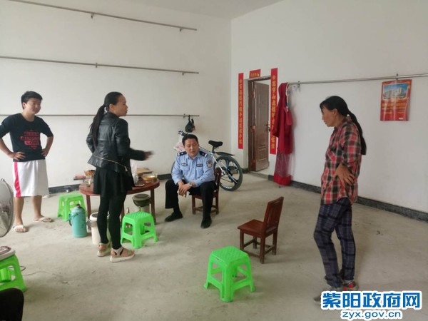 2、【远嫁妇女迷路山间 民警帮助找到家人】 (2).jpg