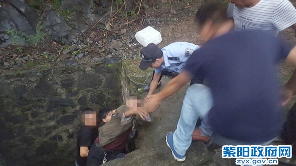2、【男子骑车跌入涵洞 警民合力救援脱险】 (2).jpg