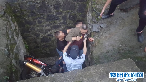 2、【男子骑车跌入涵洞 警民合力救援脱险】 (1).jpg