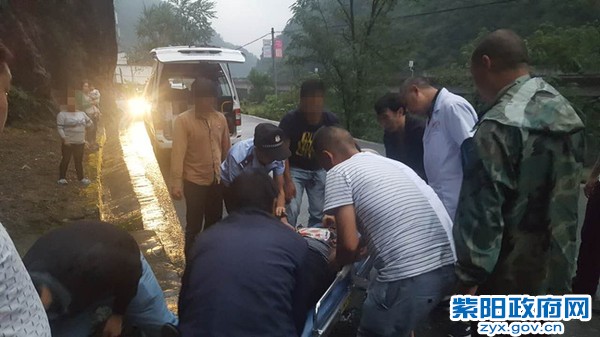 2、【男子骑车跌入涵洞 警民合力救援脱险】 (3).jpg