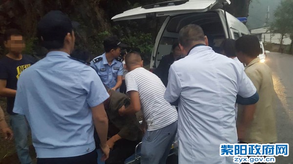 2、【男子骑车跌入涵洞 警民合力救援脱险】 (4).jpg