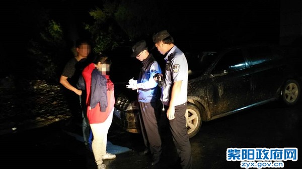 1、【大雨塌方受困,民警涉险救助】 (1).jpg