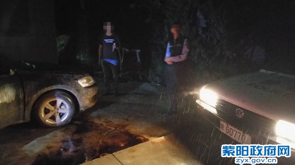 1、【大雨塌方受困,民警涉险救助】 (2).jpg