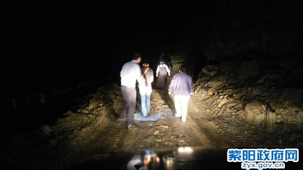 1、【大雨塌方受困,民警涉险救助】 (4).jpg