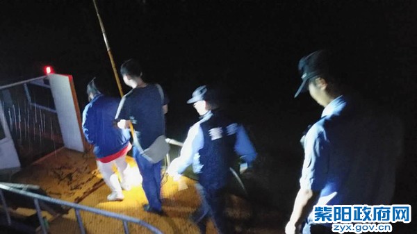 1、【大雨塌方受困,民警涉险救助】 (6).jpg