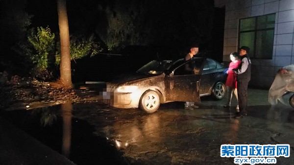 1、【大雨塌方受困,民警涉险救助】 (3).jpg