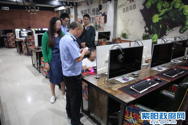 网安大队:突击检查网吧 净化网络环境 (1).jpg