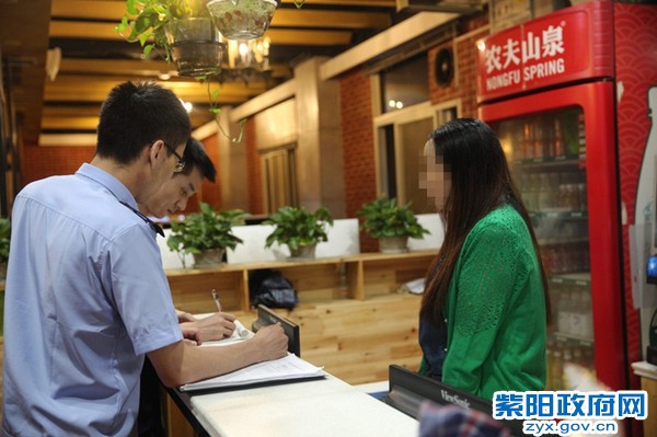 网安大队:突击检查网吧 净化网络环境 (3).jpg