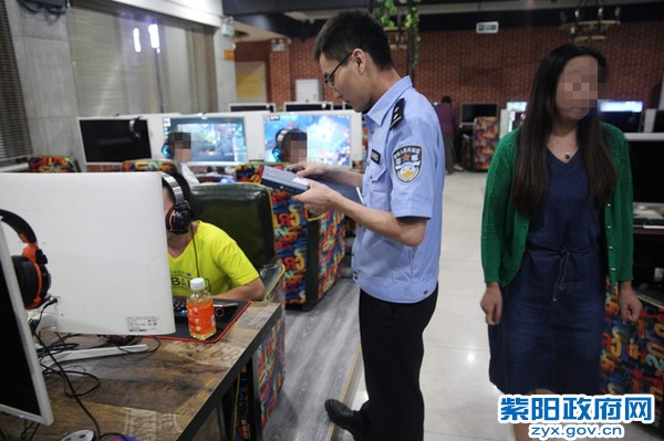 网安大队：突击检查网吧 净化网络环境 (2).jpg