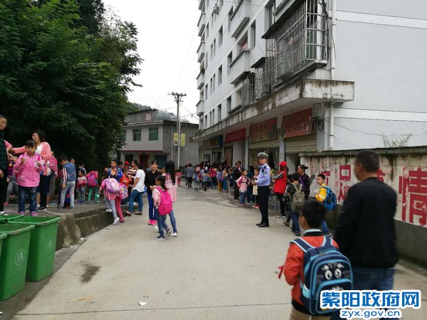 红椿交警:开学第一天 平安进校园.jpg