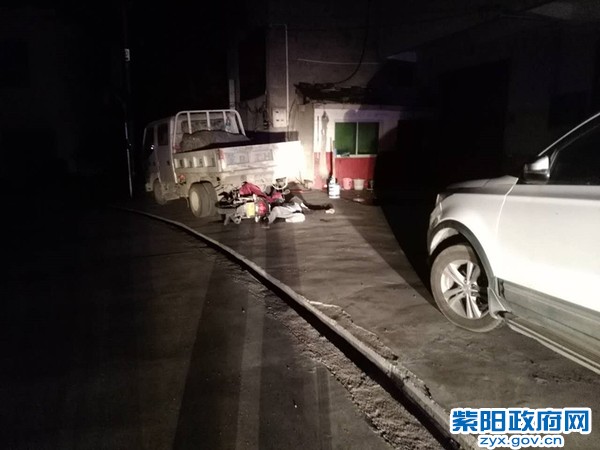 毛坝所:夜骑摩托酿车祸 民警巧遇急救援 (1).jpg