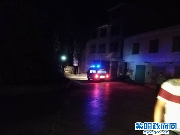 毛坝所:夜骑摩托酿车祸 民警巧遇急救援 (5).jpg